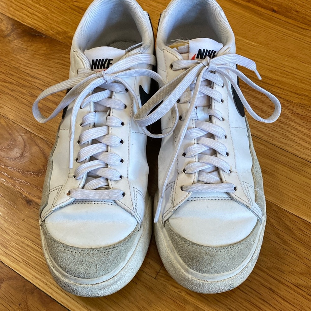 Nike women’s Blazer Low size 8